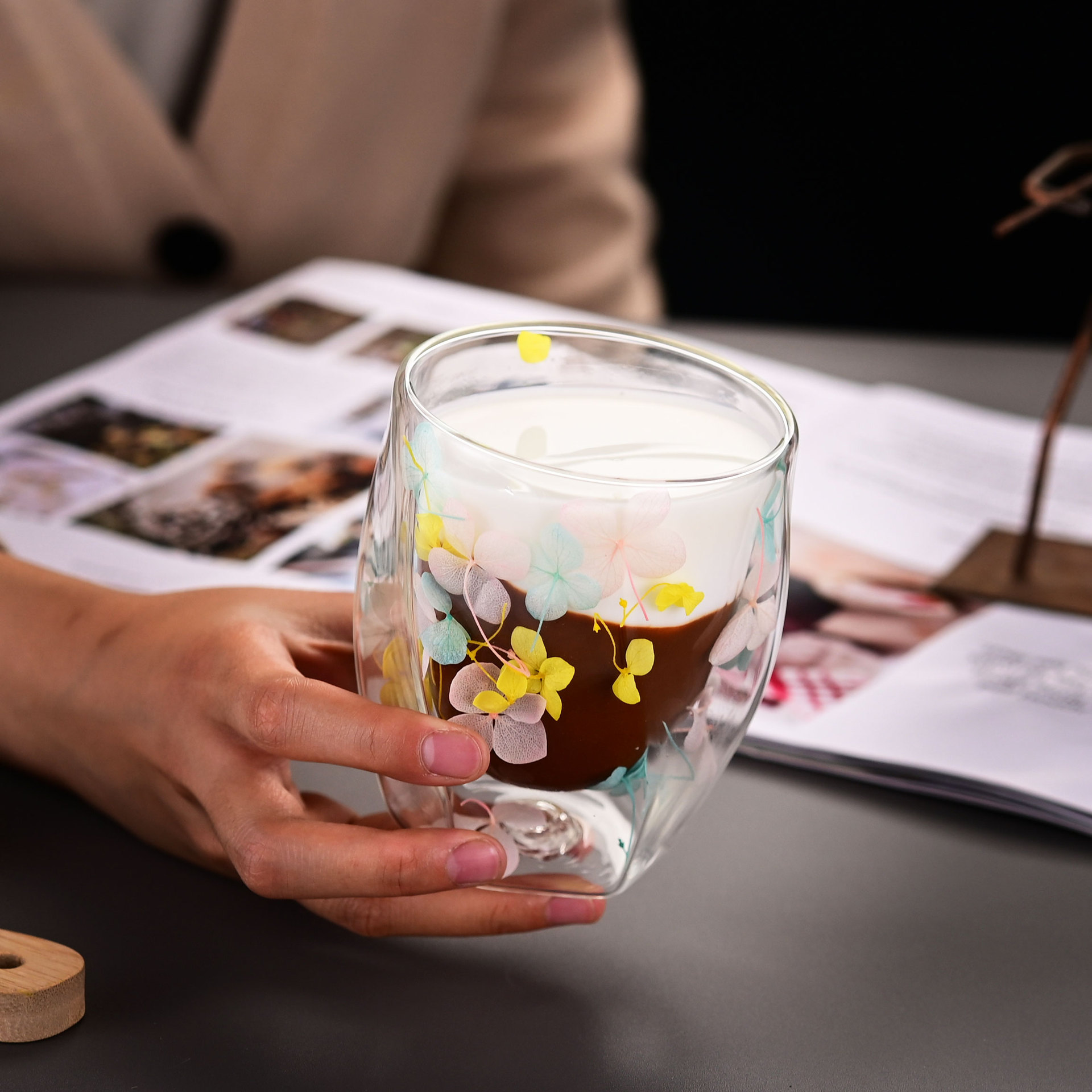 Glass real flower double-layer high borosilicate cup, high borosilicate transparent milk juice coffee mug, spiral cup Application Scenario