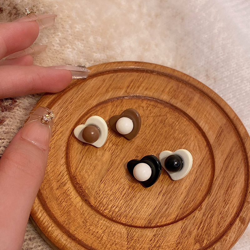 S925 silver stud earrings with contrasting colors, heart-shaped earrings, exude a sense of fashion and sophistication for women. They are simple and versatile, making them a bestseller for autumn and winter Specification drawing