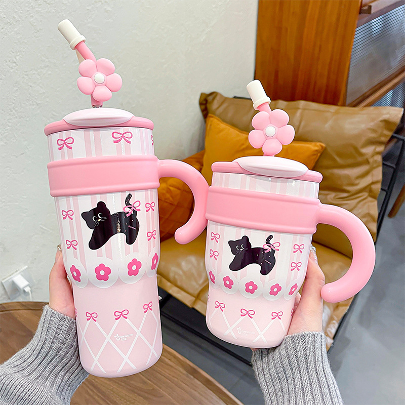 The Sunflower-sized ice cup is convenient to carry, comes with a handle, features a silk-screened design, and has an independent doll. It is a large-capacity water cup full figure
