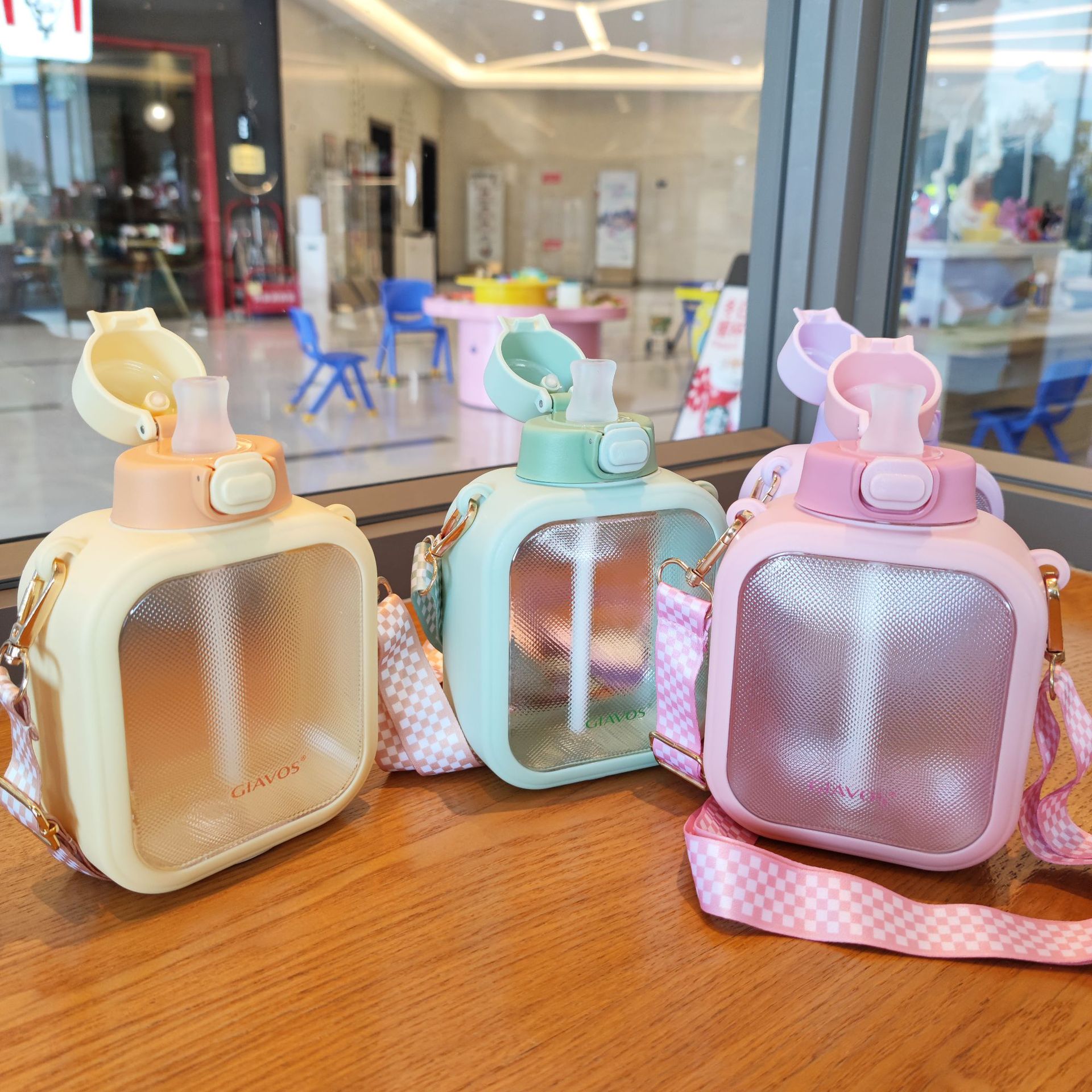 Cross-border e-commerce, high appearance level, creative Internet celebrity, portable crossbody, backpack, straw, water cup, plastic flat pot, sports water bottle Specification drawing