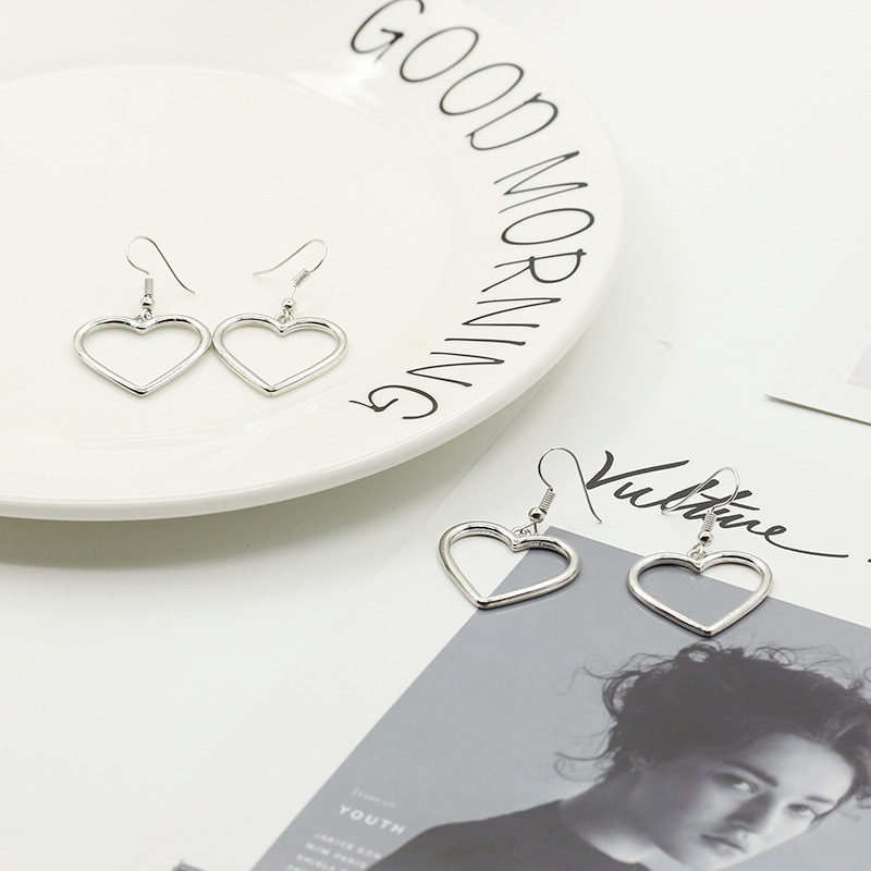 Wholesale and consignment delivery of Japanese-style fresh earrings, Harajuku hollowed-out heart-shaped earrings, soft girl earrings, and women's stud earrings Specification drawing