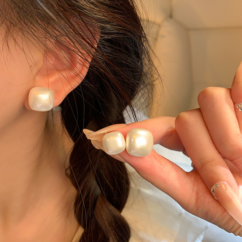 Square pearl stud earrings, a niche, high-end, and simple earring in 2024, are versatile and elegant for socialites Application Scenario