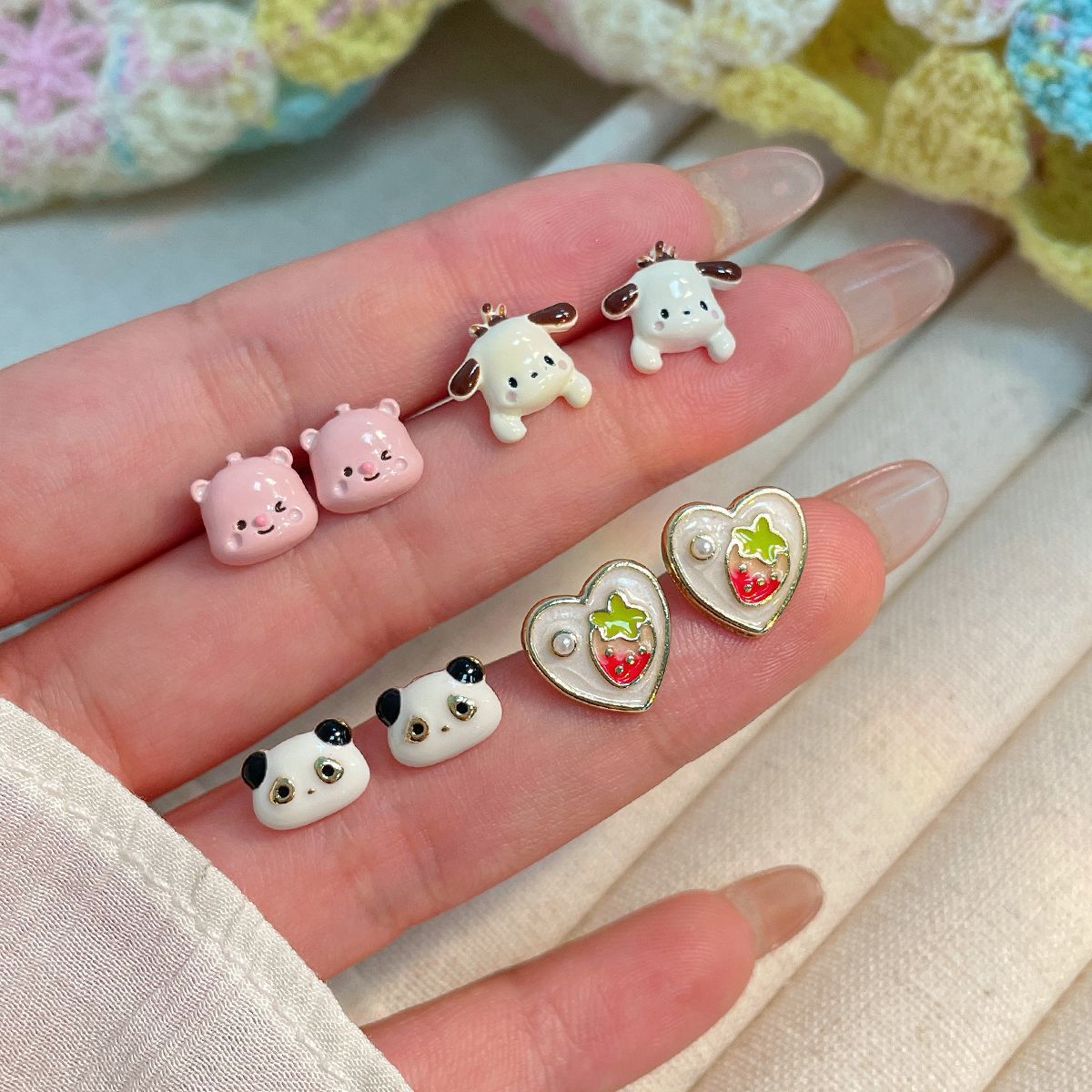 Cartoon cute pink beaver stud earring student set for girls, a unique and childlike charm, fresh and versatile, exquisite animal earrings Application Scenario