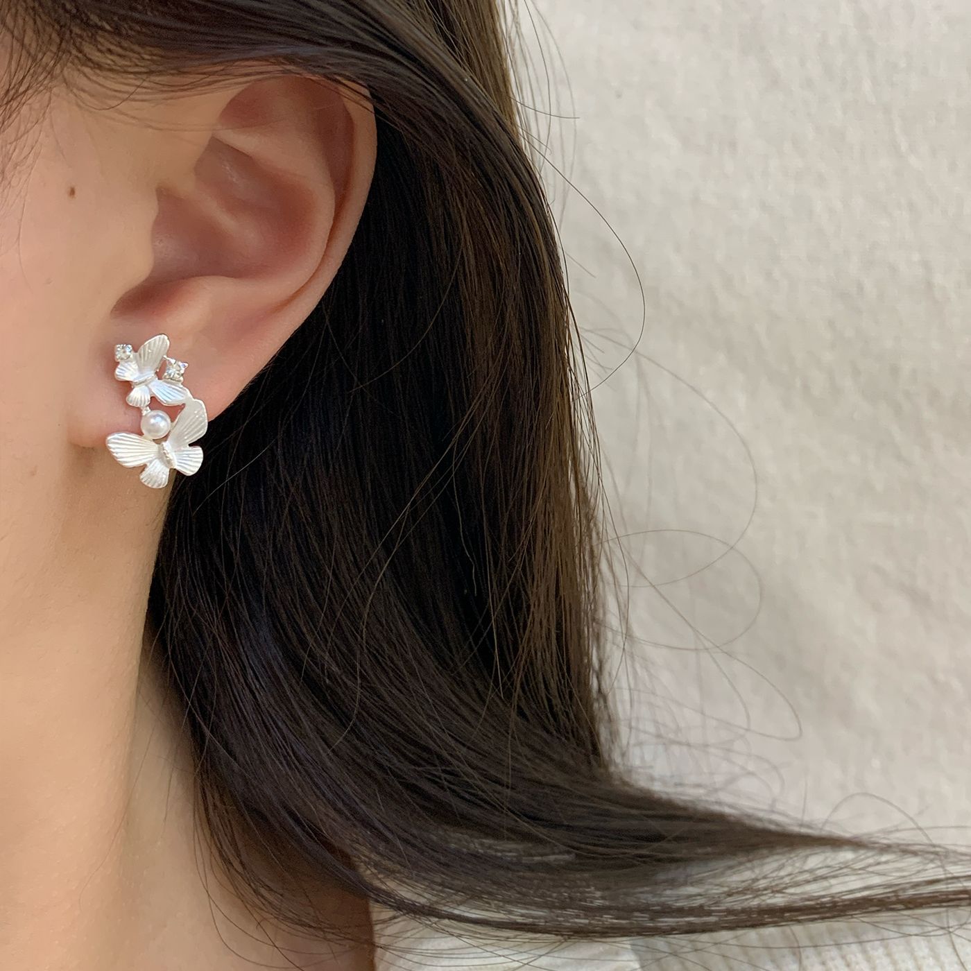A collection of Korean-style ethereal silver butterfly stud earrings, simple and versatile silver needles for women, elegant and high-end fringed insect earrings details Picture