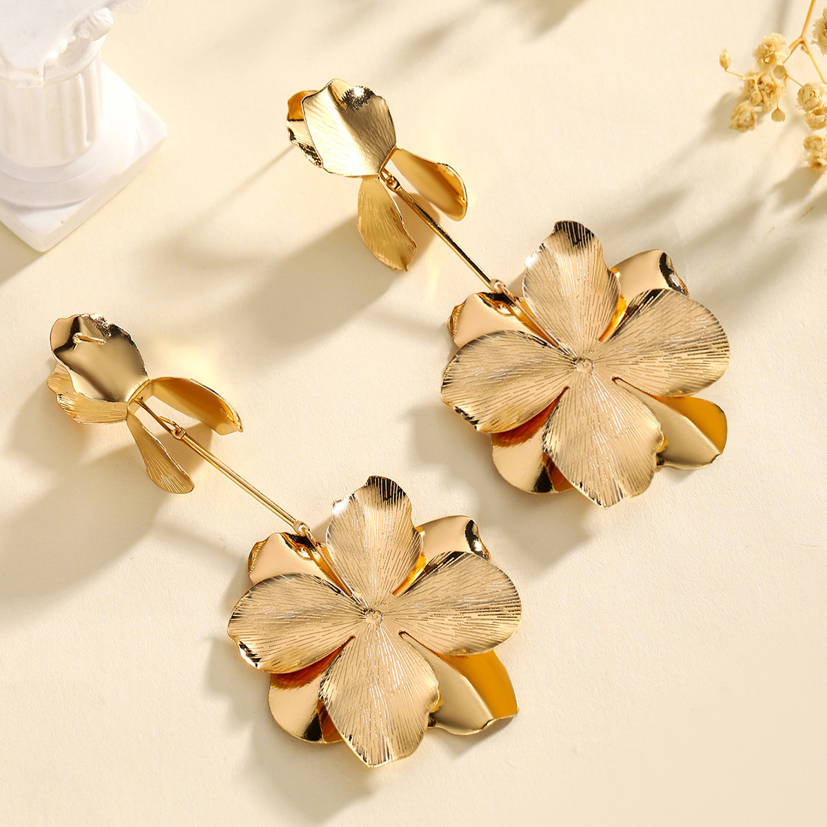 European and American cross-border best-selling fashionable alloy flower tassel earrings, elegant and stylish women's stud earrings, personalized earrings wholesale Specification drawing