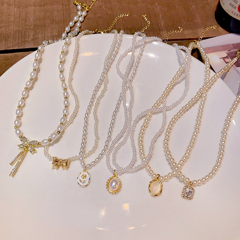 The new Baklok pearl necklace from South Korea is a versatile women's matching heart-shaped pendant with a high-end and light luxury collarbone chain accessory Application Scenario