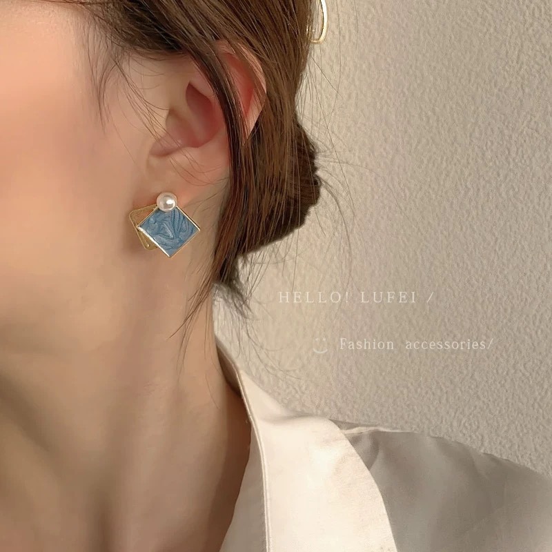 The exquisite blue earrings exude a high-end feminine charm. The ear studs are a new type of niche design in 2025, a popular and trendy earpiece Specification drawing