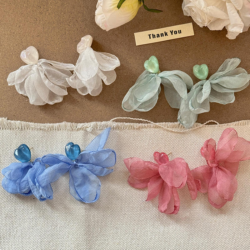 The pink petal earrings of the same style as Yang Chaoyue, a new sweet and cute earrings for women in 2025, with a travel and vacation style Specification drawing
