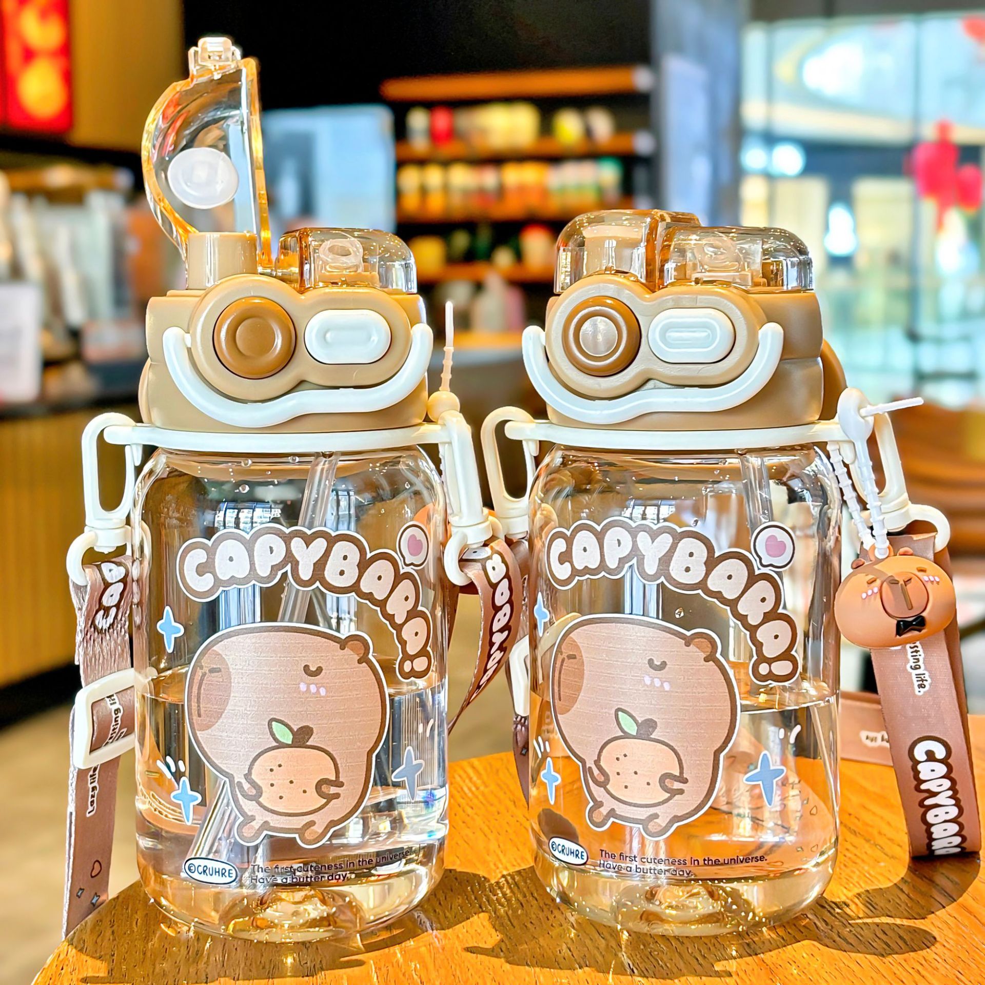 The 2025 new Capibara children's water cup is a cute, large-capacity, double-drinking cup with a lock, convenient handle and straw details Picture