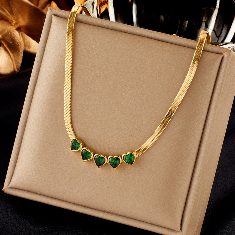 A simple and versatile green diamond-encrusted heart-shaped snake bone chain necklace with a unique retro design from Europe and America full figure
