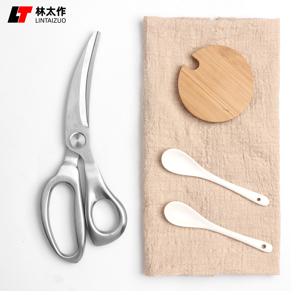 Lin Taizuo kitchen barbecue scissors, bone and meat cutting, complementary food scissors, elbow, extended and thickened, large multi-functional scissors Application Scenario