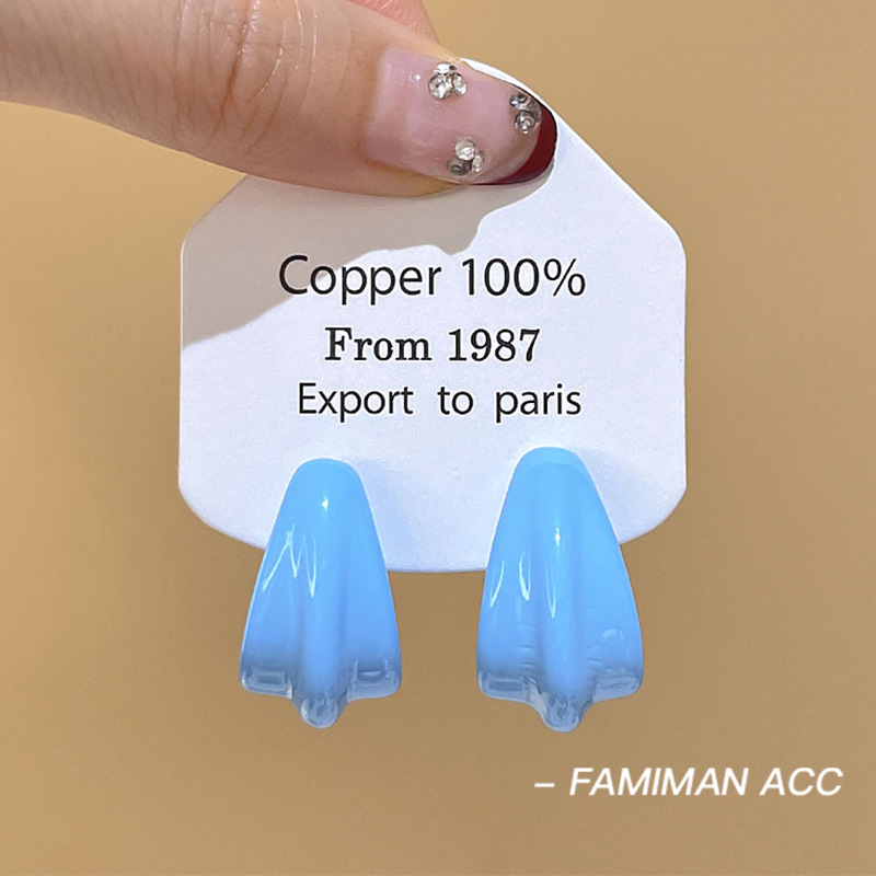 The clear blue earrings for women will be a bestseller in 2025. They are sweet, high-end, light luxury and niche ear studs, and versatile and elegant earrings Application Scenario