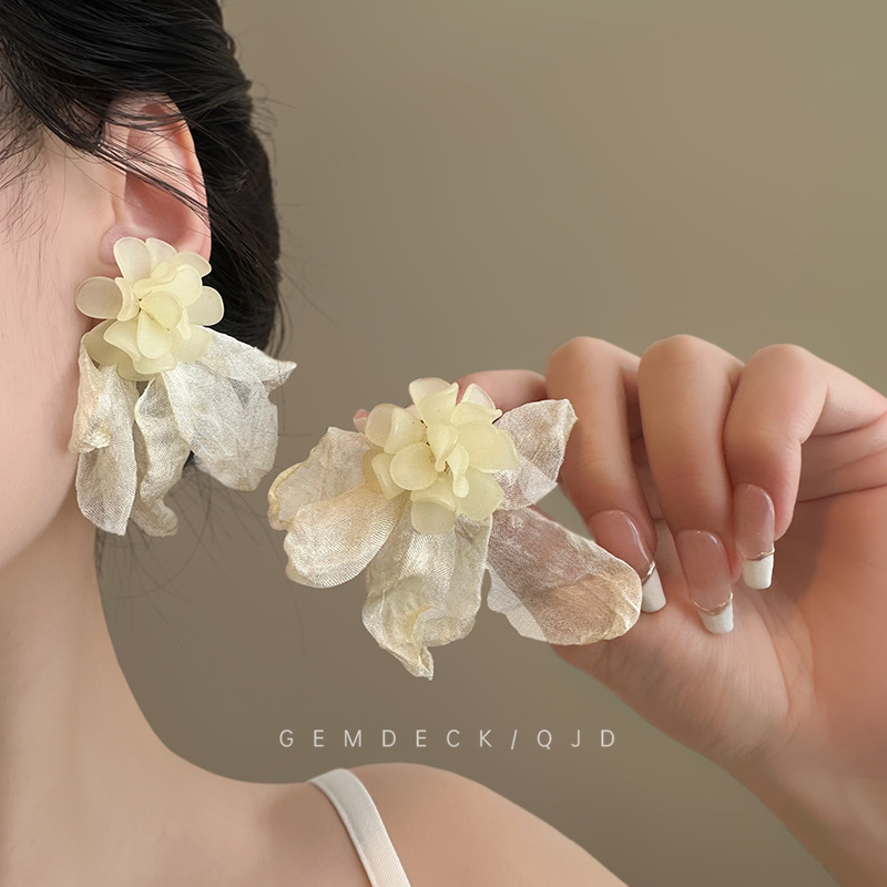 Seaside vacation style yellow chiffon flower earrings, super fairy-like, cool and refreshing stud earrings, gentle and elegant, trendy earrings full figure