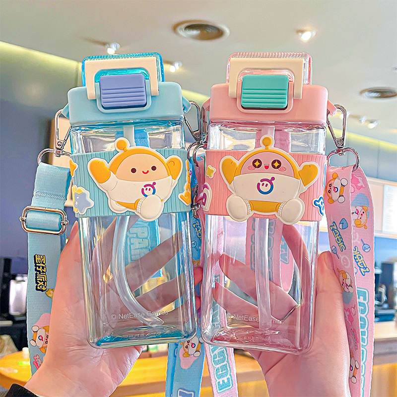 Cute square plastic cup, high appearance level, convenient sports straw water cup, large capacity, convenient travel, cute travel cup full figure