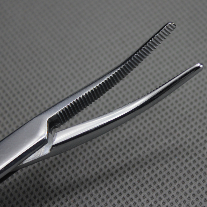 Medical students practice surgical debridement and suturing. Surgical instruments include skin modules, suturing needles, thread cutters, and needle holders Application Scenario