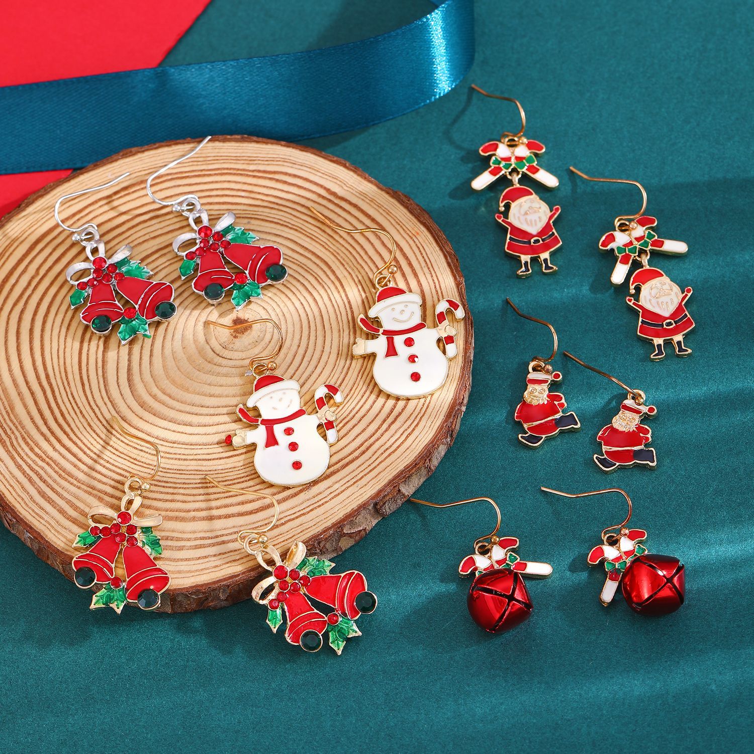 Cross-border Christmas stud earrings set, alloy oil-dripping Santa Claus bell earrings and pendants, autumn and winter Christmas earrings for women full figure