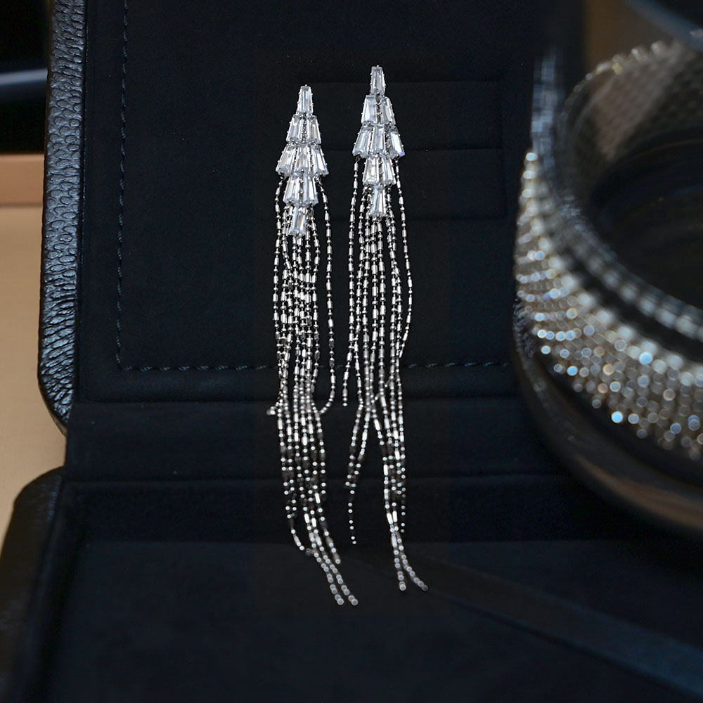 European and American style, exaggerated long tassel earrings, summer high-end feel, light luxury, versatile and exquisite earrings for ladies Application Scenario