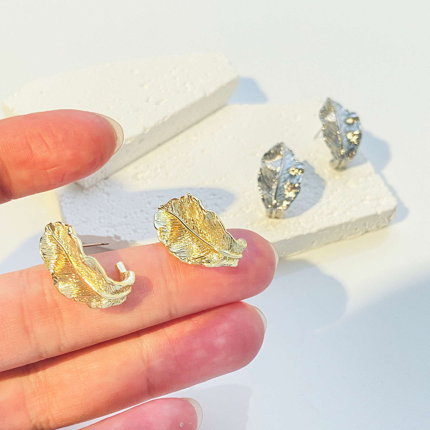 European and American InS-style golden leaf stud earrings, women's unique and elegant three-dimensional texture leaf earrings, cross-border fashionable earrings Application Scenario