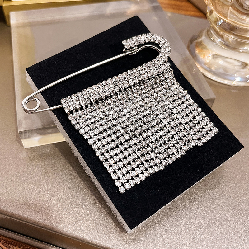 A stylish and elegant European and American high-end, cold style, ins style, fringed chain with full diamonds, exaggerated brooch, a trendy and grand chest accessory Application Scenario