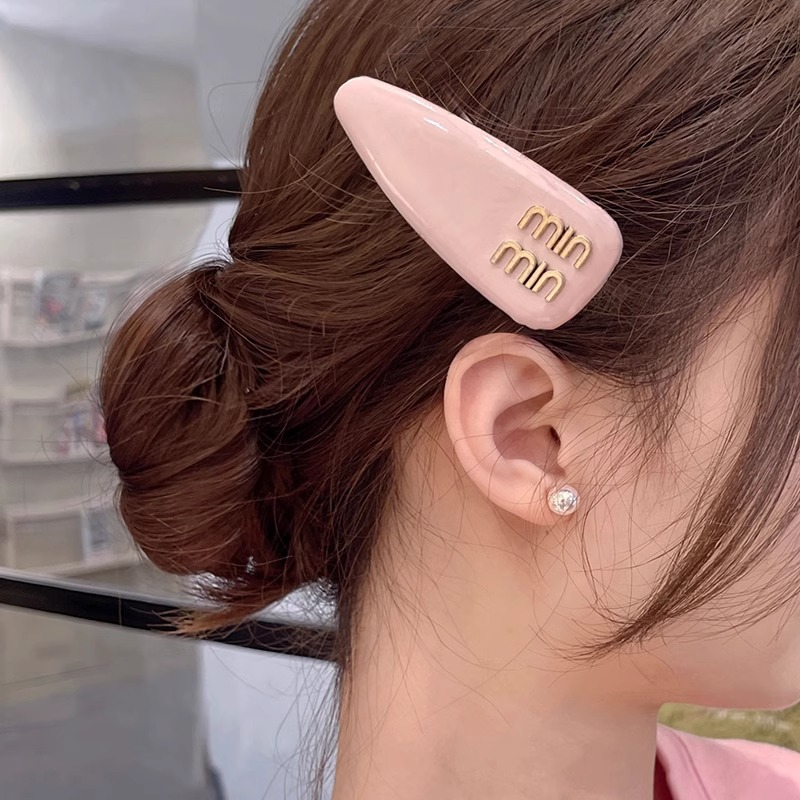 This is an InS-style high-end miu leather hair clip with a high-end side feel. It features a spring and summer forehead fringe clip and a spring clip for women Specification drawing