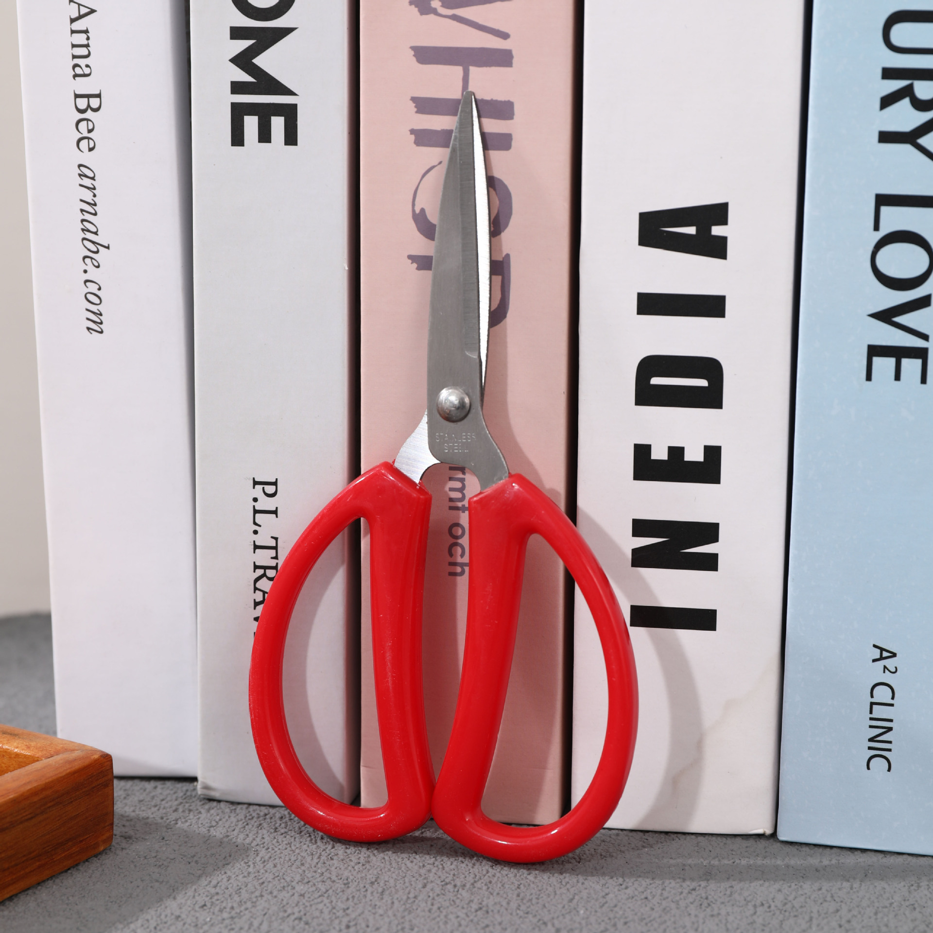 Household scissors, wedding scissors, paper-cutting scissors, office cutting and sewing scissors, stationery scissors, and hand scissors are available for 2 yuan full figure
