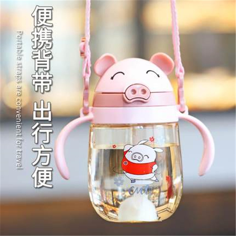 Yinqian Little Pig Children's water Bottle, kindergarten Shoulder strap, Double handle, dual-purpose straw cup, creative cartoon, unbreakable Application Scenario