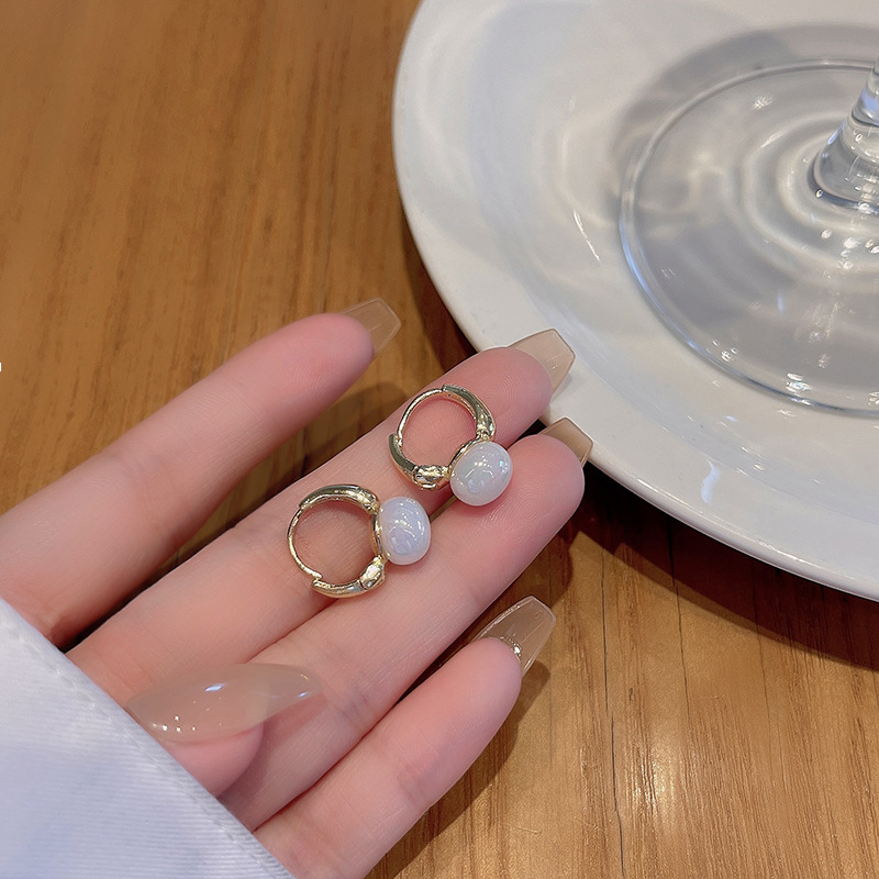 S925 Silver Needle Korean new simple pearl earrings for women, a high-end design with a unique style and versatile stud earrings Specification drawing