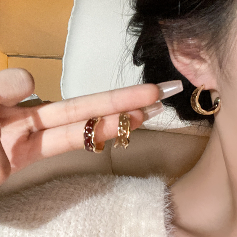 French retro oil-dripping C-shaped earrings, a fashionable and niche design for women, are versatile and a popular accessory in the chanel-style fashion details Picture