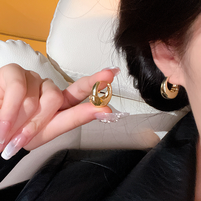 French retro metal teardrop earrings, a fashionable, niche, high-end and versatile accessory with a simple and elegant style for women Specification drawing