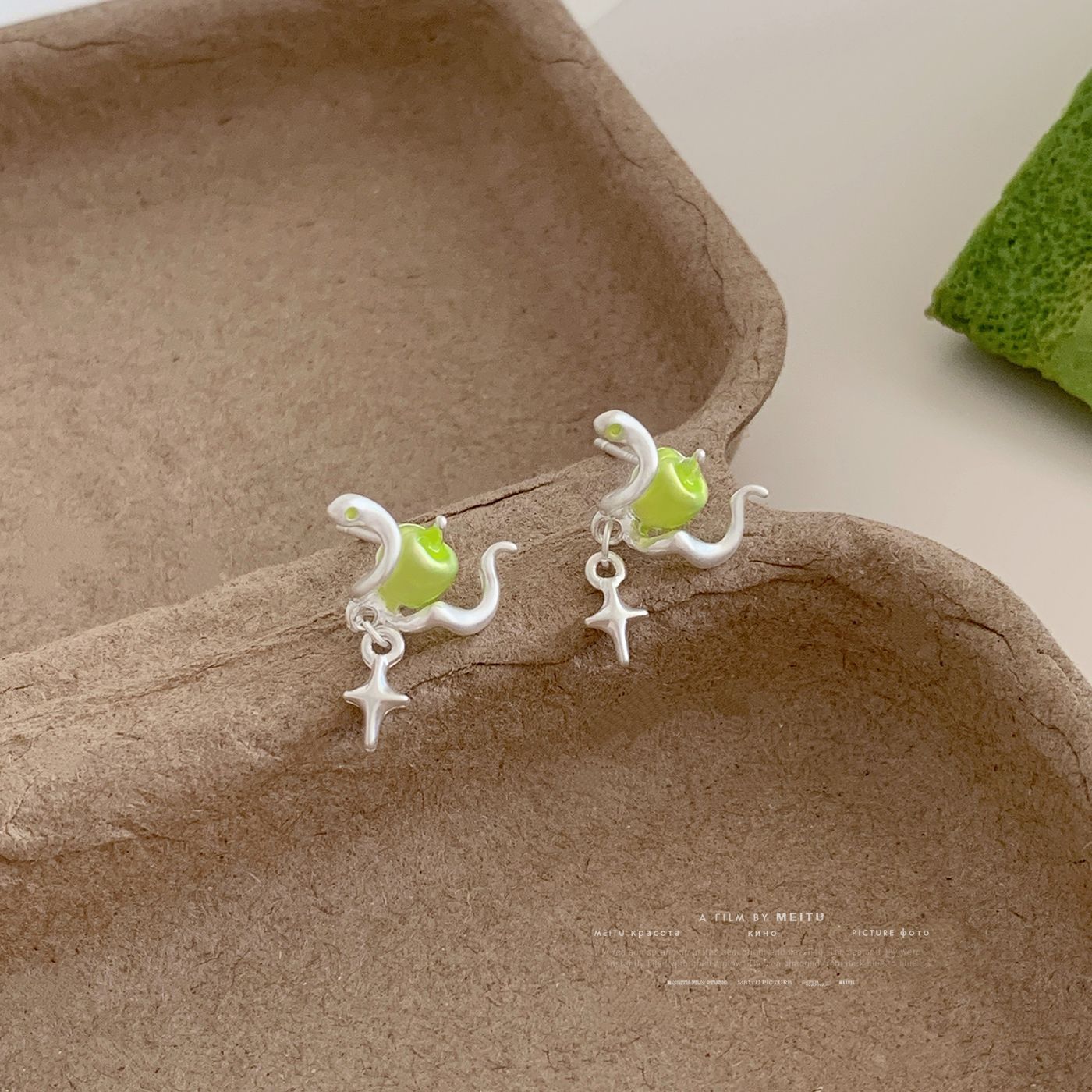 New green apple, little snake, four-pointed star earrings, silver needles for women, sweet, cool and exquisite, zodiac year of the Snake, zodiac year earrings Specification drawing