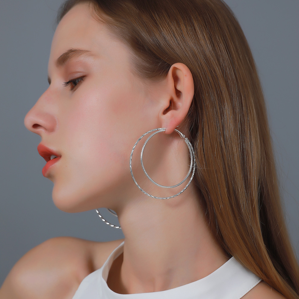Simple and elegant double-layer large circle earrings, exaggerated geometric carved circular ring earrings and stud earrings, cross-border accessories full figure