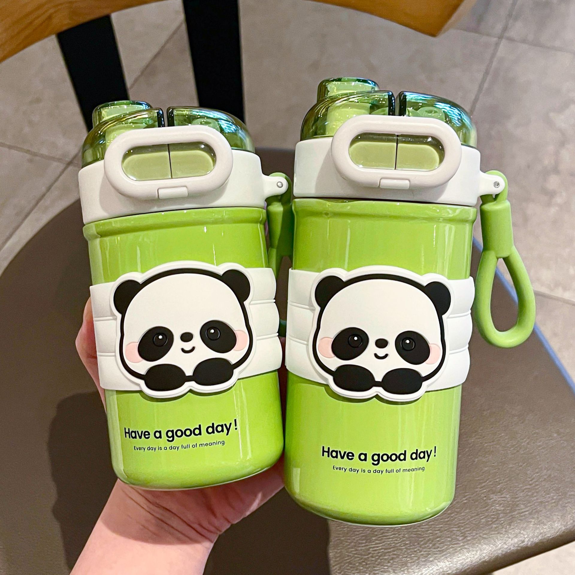 Colorful animal glasses, large and small thermos cups, sturdy handle ring for easy carrying, lock design, silicone cup sleeve, drinking cup Application Scenario
