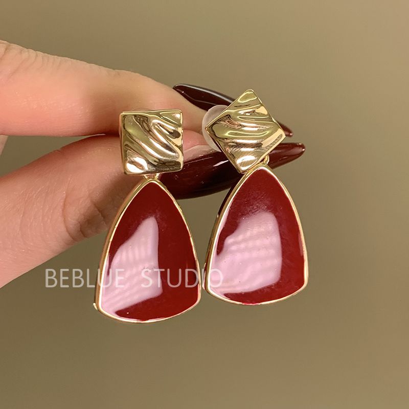 High-end retro Hong Kong-style red earrings, no ear piercings, ear clips, women's autumn and winter atmosphere, elegant and stylish earrings, best-selling earrings Specification drawing