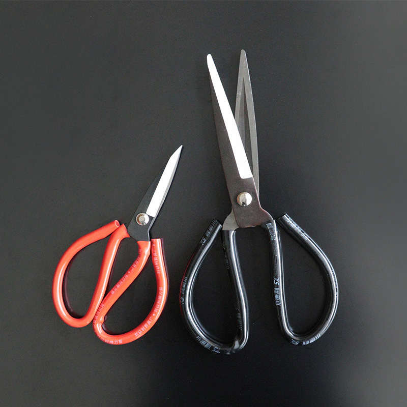 Kitchen Knife King scissors, black plastic handle carbon steel anti-rust scissors, pointed tip tailor paper-cutting box scissors, household and industrial scissors Application Scenario