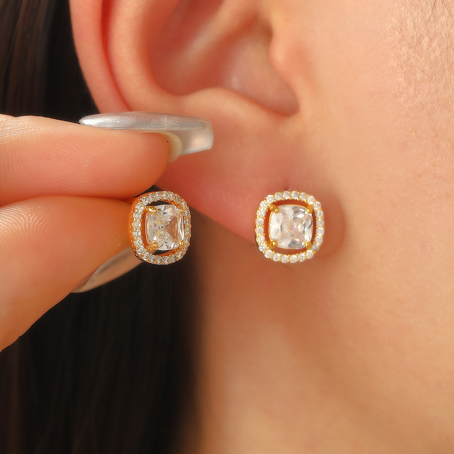 Cross-border earrings, high-end and elegant, simple geometric square stud earrings, fashionable earrings, light luxury, diamond-encrusted square sugar stud earrings for women Application Scenario