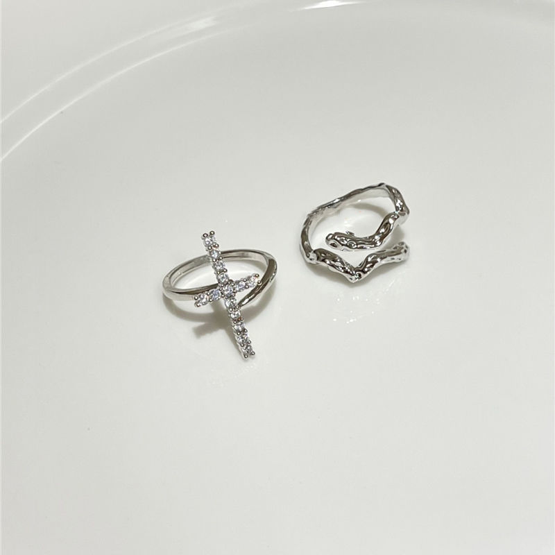 A high-end, light and luxurious cross-shaped ring for female students, with a sweet and cool style on Instagram, is a unique couple's open index finger ring Application Scenario