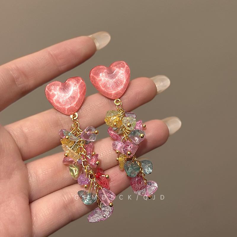 Spring and summer dopamine-colored heart-shaped crystal tassel earrings, seaside vacation style stud earrings, sweet and cute crushed stone earrings Application Scenario