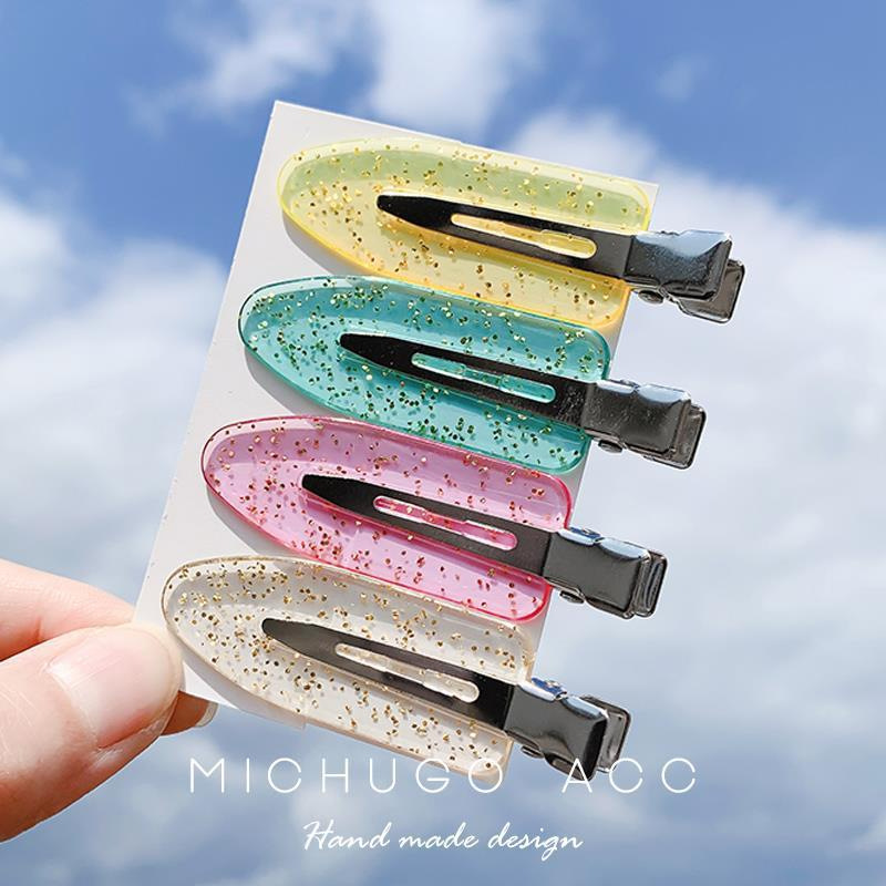 A simple and elegant female hair clip, a DIY handcrafted hair clip with fine, sparkling cream glue, side bangs, and a broken hair clip full figure