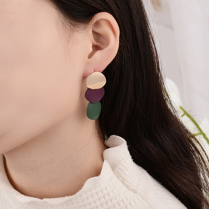 Korean retro, fashionable and unique alloy round plate matte splicing color-blocking stud earrings and earrings that can slim the face full figure