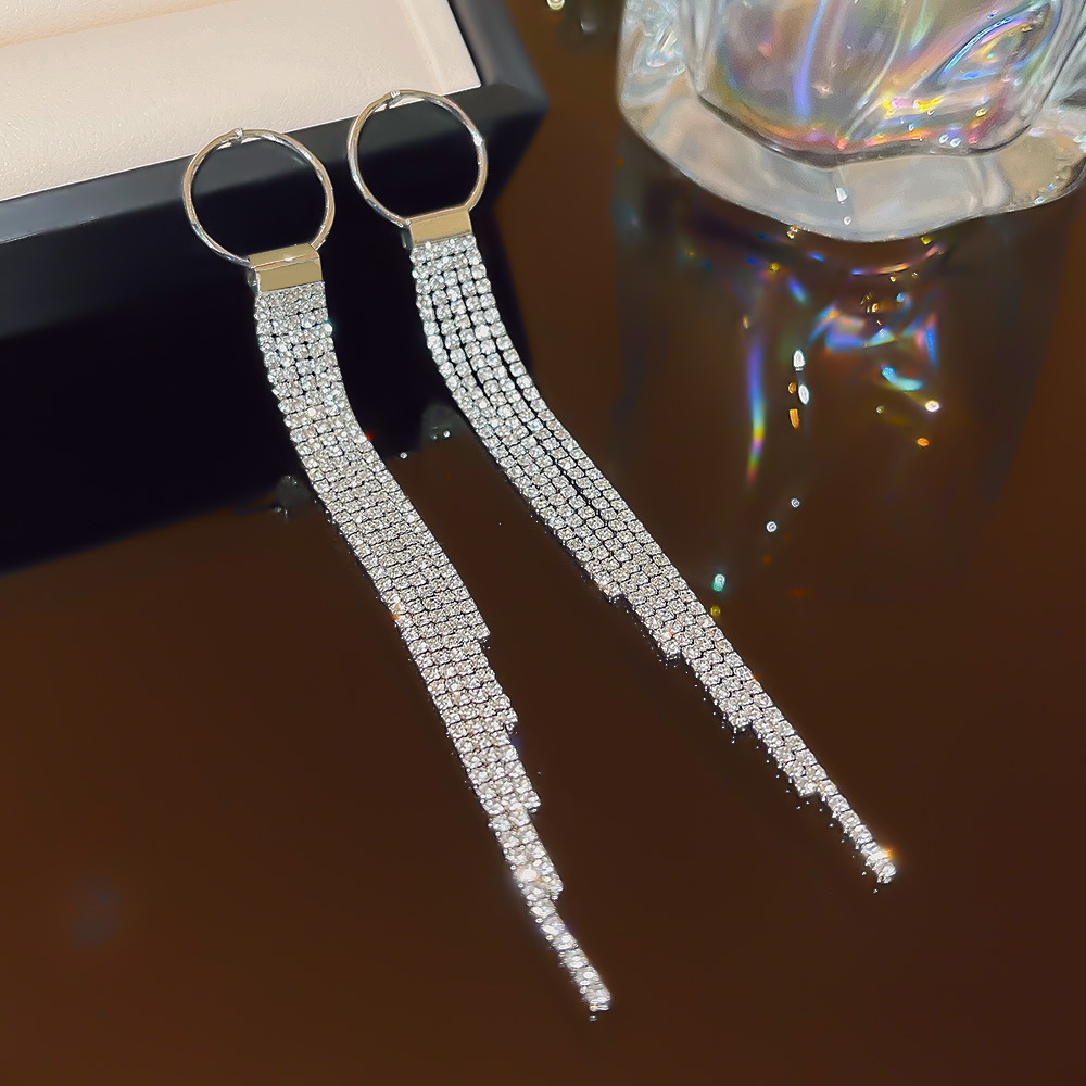 Wholesale of Korean socialite's light luxury, super ethereal and high-end geometric tassel earrings, the same cool style and exquisite earrings as those of Internet celebrities Application Scenario