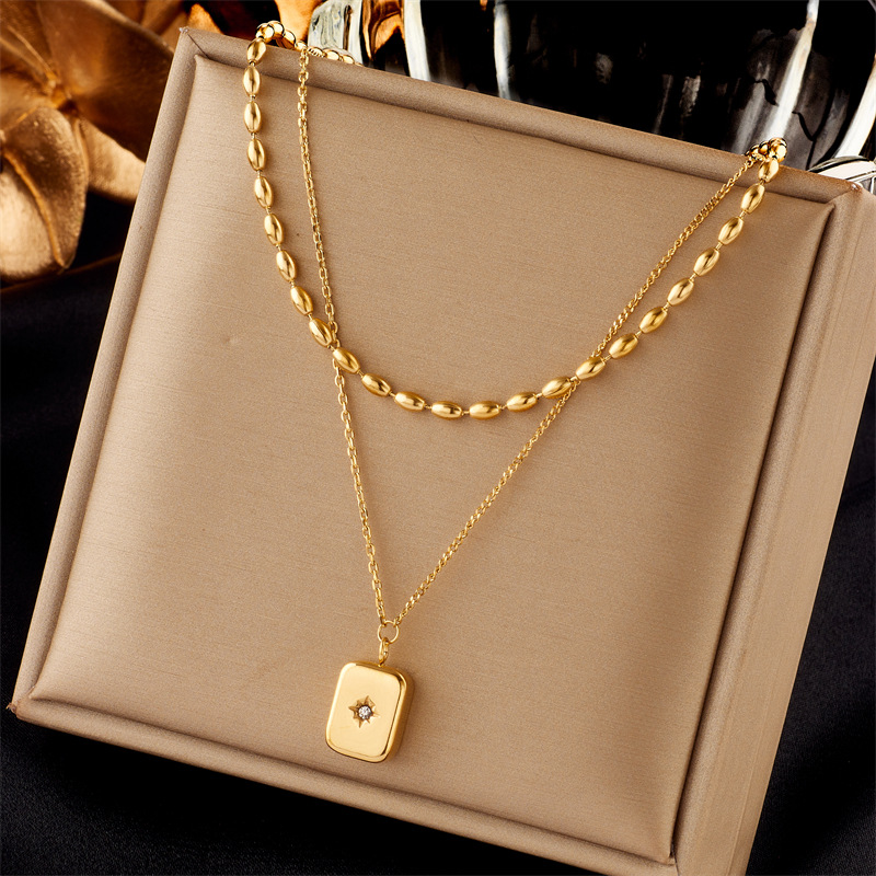 This is a retro three-dimensional square pendant with a cold European and American fashion style, featuring an eight-pointed star and diamonds. It is exquisite, simple and versatile, and can be stacked on a necklace full figure