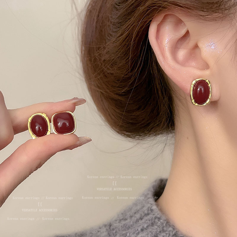 Retro Hong Kong-style Ankela red stud earrings for women, exuding a sense of high-end simplicity and elegance. 2024 new best-selling earrings Application Scenario