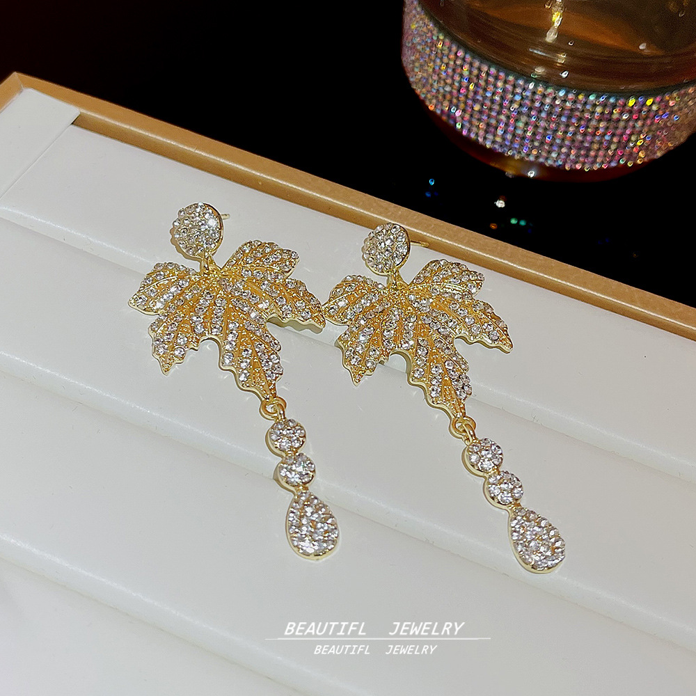 Wholesale of fashionable, long, elegant, and niche design maple leaf earrings with tassels, exuding a sense of sophistication and highlighting the face details Picture