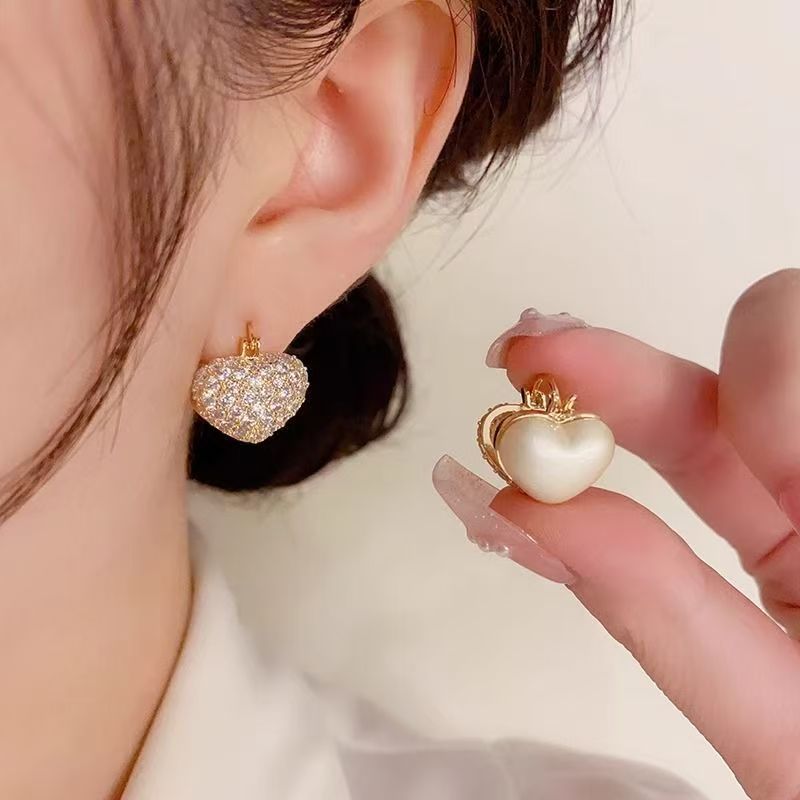 Light luxury design sense double-sided heart-shaped ear buckles, fashionable and elegant, pearl ear studs, simple and versatile earrings wholesale full figure