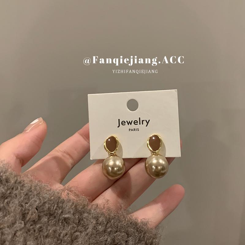 Caramel-colored retro teardrop pearl earrings, a light luxury and high-end, niche autumn and winter stud earrings for women, a new style of earrings for 2024 details Picture