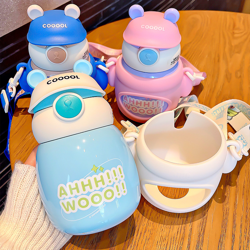 The cute dopamine bear insulated cup comes with an adjustable string for easy carrying. It features a silk-screened design and a silicone straw water cup full figure