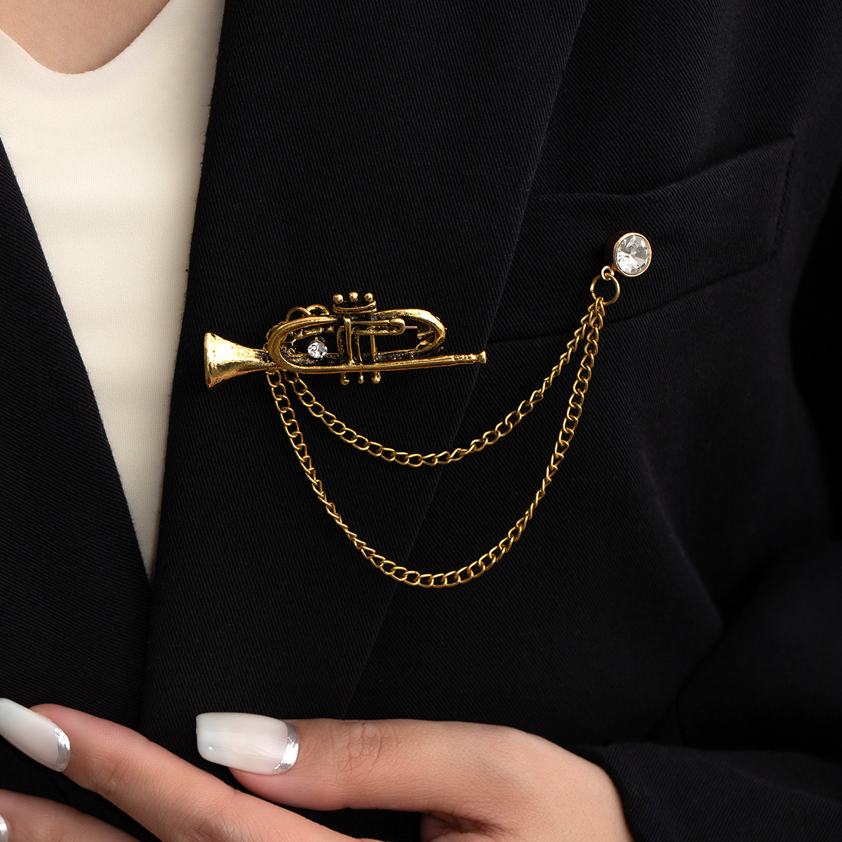 European and American retro Shax high-end men's suit brooch, simple metal instrument suit, high-end sense brooch accessory full figure