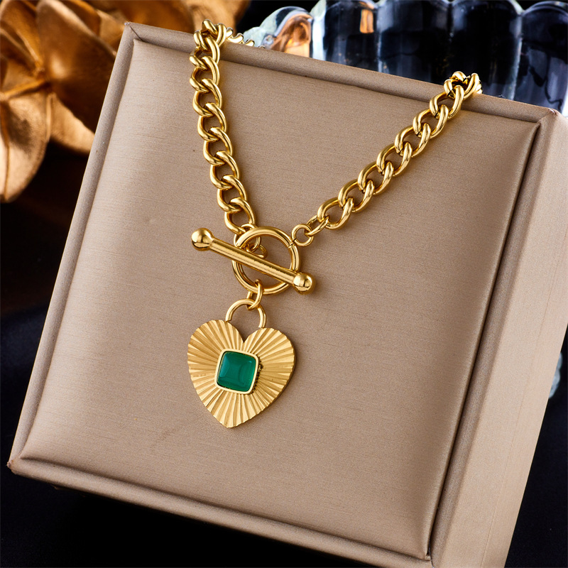 European and American retro and unique OT buckle heart-shaped pendant with green stripes, heart-shaped titanium steel metal jewelry necklace full figure