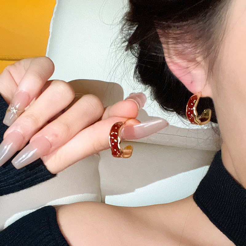 French retro oil-dripping C-shaped earrings, a fashionable and niche design for women, are versatile and a popular accessory in the chanel-style fashion Specification drawing