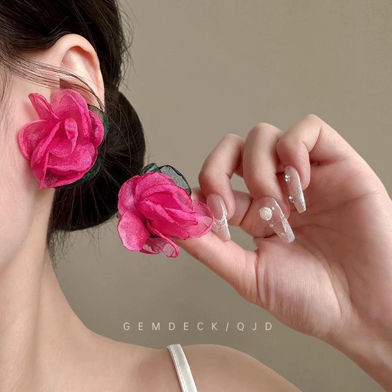 Dopamine rose pink earrings, a niche design for women with a high-end feel, are a new trendy and popular ear accessory in 2025 Application Scenario